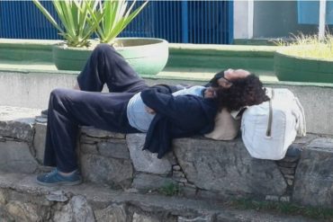 ¡DRAMÁTICO! “Mendigando una cama en El Llanito”: La imagen de una médico que padece COVID-19 recostada en un jardín del hospital conmovió a las redes