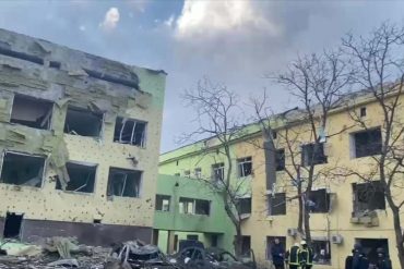 ¡ESTREMECEDOR! «Los niños están bajo los escombros»: Zelenski calificó como una “atrocidad” el bombardeo ruso contra el hospital materno de Mariúpol (+Video)