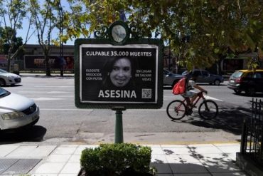 ¡VÉALO! Derribaron y rompieron una estatua de Cristina Kirchner en Argentina (+Fotos)