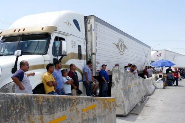 ¡DEBE SABERLO! Transportistas mexicanos bloquean puente internacional entre México y EEUU