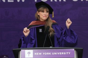 “Nunca se avergüencen de intentarlo”: Taylor Swift recibió un doctorado Honoris Causa por la Universidad de Nueva York