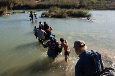Juez federal de Estados Unidos decidió mantener decreto aprobado por Trump que permite la expulsión inmediata de migrantes que ingresen por el río Bravo