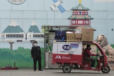 En Shanghái está redoblando de nuevo sus restricciones por COVID-19: entran a las casas de los contagiados a rociar desinfectante