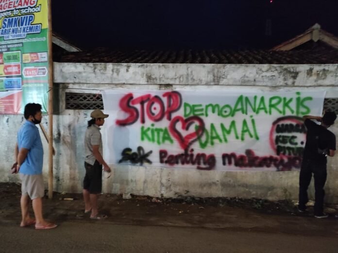 PASANG. Spanduk penolakan demo anarkis terpasang di kompleks Pasar Tradisional Kecamatan Pituruh.