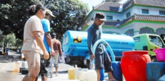 DISTRIBUSI. BPBD Kabupaten Temanggung mendistribusikan air bersih di Kecamatan Kaloran 