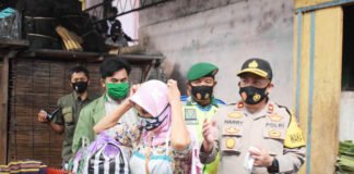 BAGIKAN. Satgas Covid-19 Temanggung sedang membagikan masker di salah satu pasar tradisional beberapa waktu lalu. 