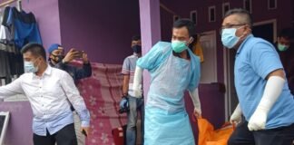 EVAKUASI. Petugas kepolisian mengevakuasi jasad korban yang ditemukan membusuk di sebuah rumah kos di Kelurahan Kledung Kradenan Kecamatan Banyuurip