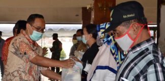 SIMBOLIS. Walikota Magelang dr Aziz menyerahkan bantuan dari PSMTI secara simbolis kepada warga kurang mampu di Pendopo Pengabdian, kemarin. ( foto : wiwid arif/magelang ekspres )