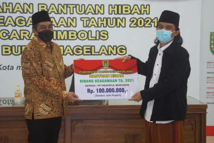 HIBAH. Penyerahan dana hibah keagamaan tahun 2021 dilakukan Bupati Magelang Zaenal Arifin secara simbolis di Ruang Mendut, Rumah Dinas Bupati Magelang, Kamis (24/6/2021).