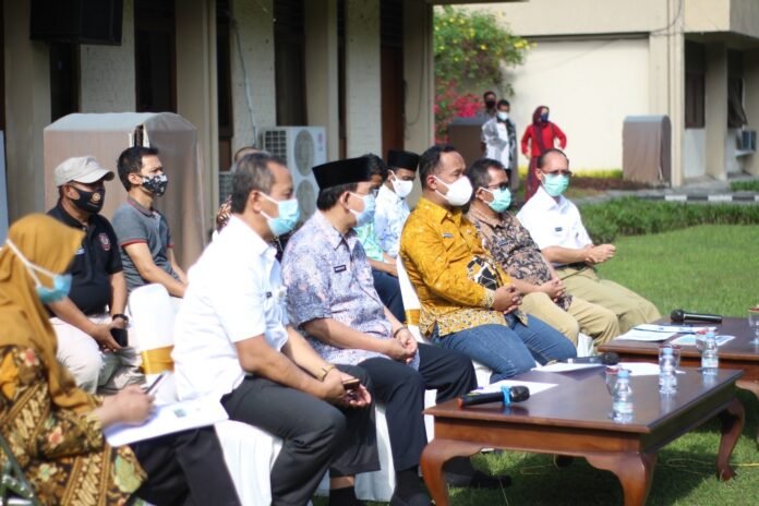 TURUN. Walikota Magelang dr Muchamad Nur Aziz bersama dengan Wakilnya KH Mansyur dan Satgas Covid-19 memberikan keterangan pers belum lama ini, terkait penanganan pandemi. (foto : wiwid arif/magelang ekspres)