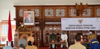 BANSOS. Secara simbolis, bantuan beras diberikan Walikota Magelang dr Muchamad Nur Aziz kepada perwakilan warga di Pendopo Pengabdian, kemarin. (foto : wiwid arif/magelang ekspres)