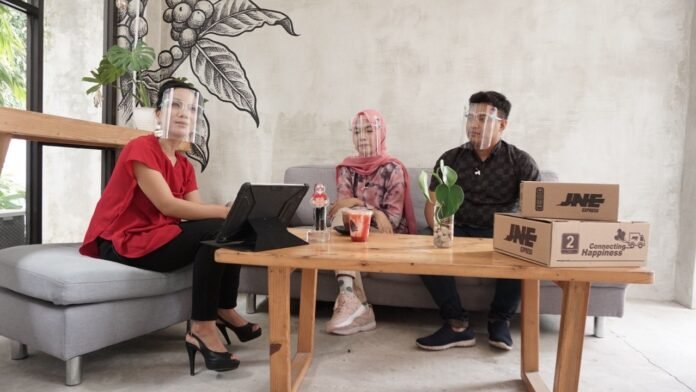 SUKSES. Owner AW Collections, Wiwid Sofiyanti dan Arif Aryanto membagikan cerita pengalamannya dalam gelar wicara bertajuk Cerita Joni yang ditayangkan di kanal Youtube JNE, beberapa waktu yang lalu.