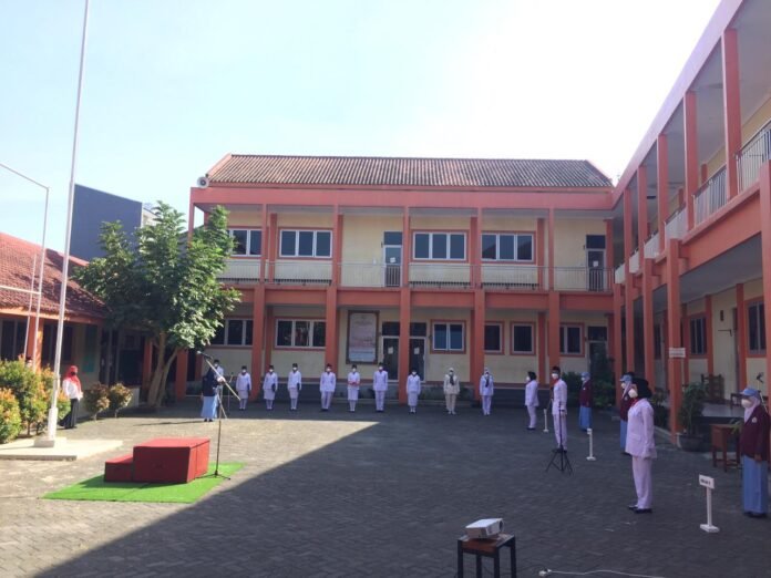 VIRTUAL. Siswa SMK Citra Medika melangsungkan upacara bendera peringatan HUT RI dengan peserta terbatas, diikuti seluruh siswa dan keluarga secara virtual. (foto : IST/magelang ekspres)