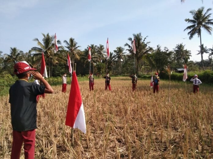 SAWAH. Seniman ajak generasi muda upacara secara sederhana momentum detik-detik proklamasi di area persawahan Dusun Keron Desa Krogowanan Kecamatan Sawangan.