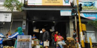 PKL. Sejumlah pedagang sedang akan memasukan barang dagangannya ke Pasar Kliwon Temanggung. (Foto:setyo wuwuh/temanggung ekspres)
