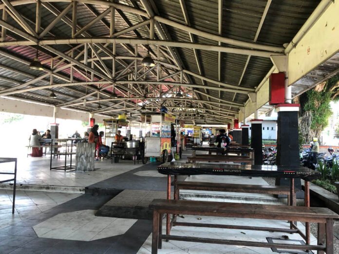 TERDAMPAK. Pusat Kuliner Tuin Van Java Alun-alun Kota Magelang terdampak pandemi Covid-19 sehingga para pedagang mengalami penurunan omset signifikan. (foto : wiwid arif/magelang ekspres)