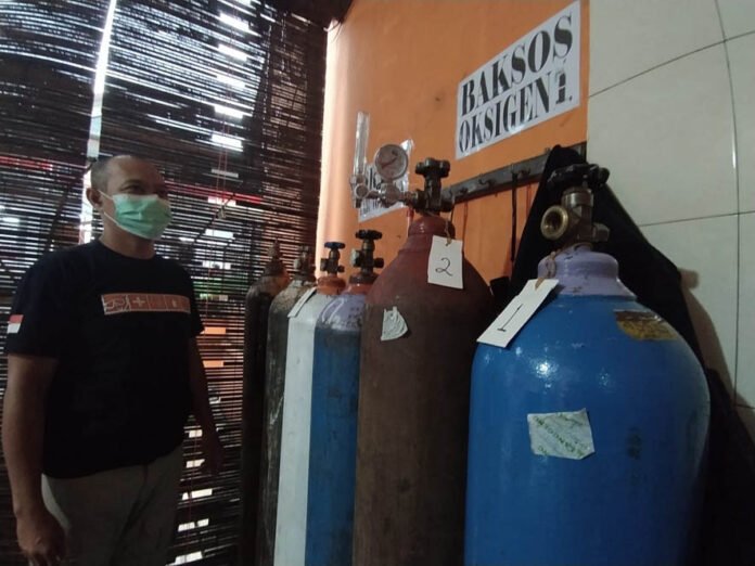 GRATIS. Teguh Imam Santoso, pemilik Warung Gaul Magelang itu menunjukkan 6 tabung oksigen ukuran 1,5 meter yang disediakan gratis bagi warga. (foto : wiwid arif/magelang ekspres)
