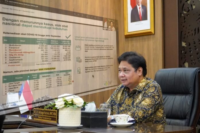 TETAP WASPADA. Masyarakat diminta untuk tetap waspada, meski angka kasus Covid-19 terus menurun,” ujar Menteri Koordinator Bidang Perekonomian Airlangga Hartarto dalam Konferensi Pers PPKM secara virtual, di Jakarta, Senin (6/9).