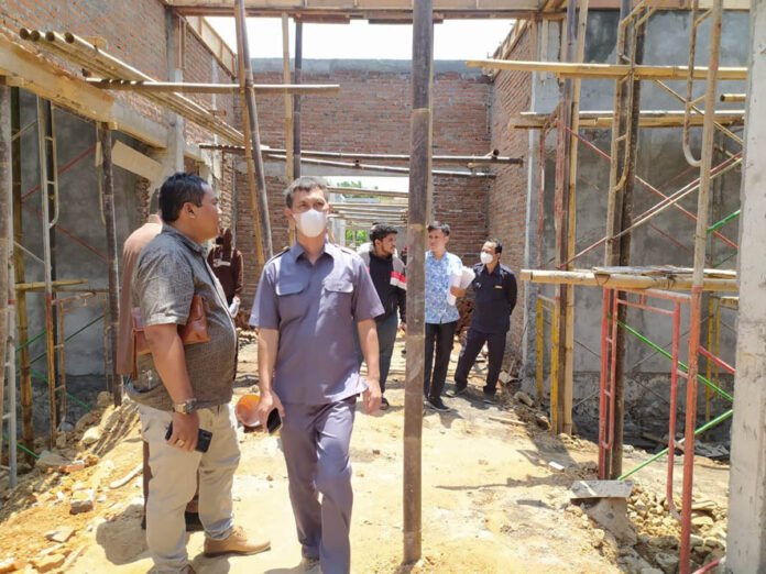 TINJAU. Sejumlah anggota DPRD Kabupaten Purworejo saat meninjau proyek gedung Puskesmas Pituruh.