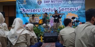 MUSIK. Konser musik religi SMP Mutual Kota Magelang "Seru untuk Semeru", dilaksanakan secara outdoor di halaman sekolah, Jum'at (17/12) lalu. (Foto: istimewa)
