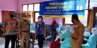 VAKSIN. Petugas kesehatan sedang melakukan vaksinasi Covid-19 terhadap anak-anak usia 6-11 tahun di salah satu SD di Bansari, Selasa (14/12). (foto:setyo wuwuh/temanggung ekspres)