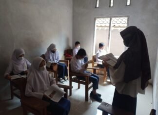 BELAJAR. Sejumlah siswa mengikuti proses belajar mengajar di salah satu rumah kosong milik warga. (Foto:setyo wuwuh/temanggung ekspres)