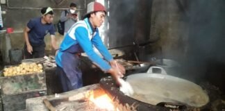PRODUKSI. Pengrajin tahu tempe di Desa Bumiroso terus berproduksi meski harga minyak goreng melambung. (foto: agus supriyadi/wonosobo ekspres)