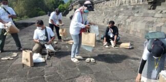 SANDAL UPANAT. Salah satu bentuk mencegah korosi bantuan lantai Candi Borobudur, pengunjung wajib menggunakan Sandal Upanat sekaligus sebagai souvernir.