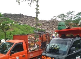 MENUMPUK. Kondisi TPSA Banyuurip yang sudah overload terus dipaksa untuk dapat menampung sampah yang diproduksi penduduk Kota Magelang.(foto : wiwid arif/magelang ekspres)