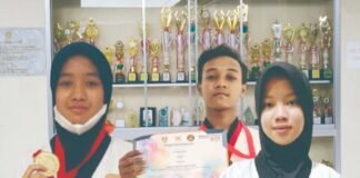 JUARA. Ketiga siswa SMP Mutual Kota Magelang menujukkan piagam dan tropy Kejurkot Taekwondo.