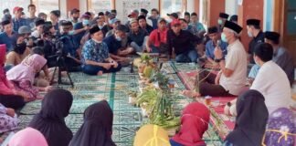 GUBERNUR Jawa Tengah Ganjar Pranowo saat bertemu warga Desa Wadas, Kecamatan Bener, Purworejo Minggu (13/2).