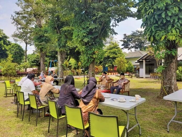 DISKUSI. Notaris tengah diskusi dengan Walikota dan pejabat Pemkot Magelang dalam agenda ‘Ngopi Bareng Pak Wali’ di Taman Kyai Langgeng (23/2)(foto : wiwid arif/magelang ekspres)