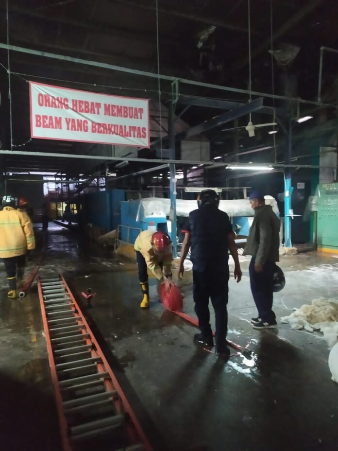 PEMADAMAN. Regu Damkar melakukan pemadaman dan pendinginan dalam kebakaran di pabrik tekstil PT Unggulrejo Wasono Purworejo, kemarin. (Foto: EKO)