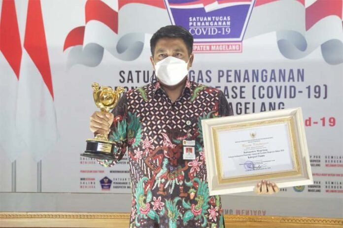 PENGHARGAAN. Bupati Magelang Zaenal Arifin saat menerima penghargaan APE Kategori Utama dari Rumah Dinas Bupati Magelang.