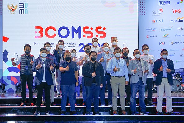Direktur Utama SIG, Donny Arsal, berfoto bersama perusahaan BUMN lainnya penerima anugerah penghargaan BCOMSS 2022 yang hadir di Istora Senayan, Jakarta pada Rabu, 23 Maret 2022
