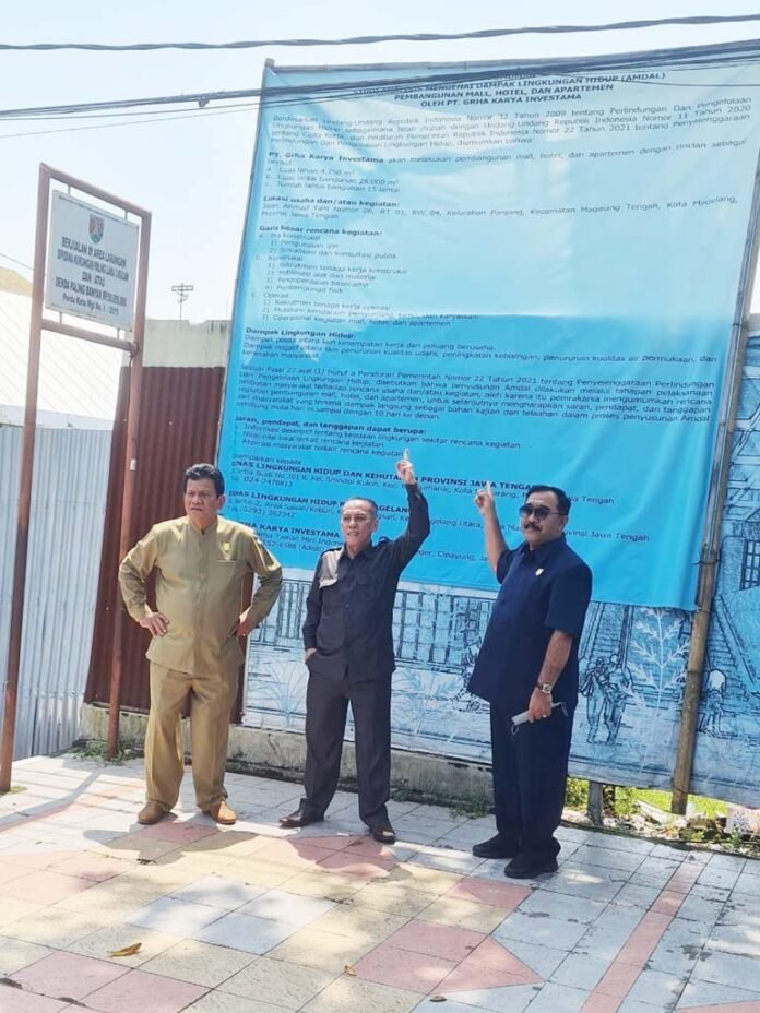 SIDAK. Tiga anggota DPRD Kota Magelang terdiri dari Muh Harjadi, Jatmiko, dan Waluyo atau “BMW” menggelar inspeksi mendadak di bekas gedung MT Jalan A Yani, kemarin.(foto : dok/magelang ekspres)