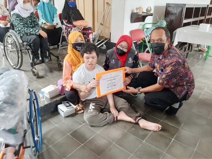 BANTUAN. Dinsos Kota Magelang saat menyalurkan bantuan bagi penyandang disabilitas di wilayah setempat, belum lama ini.(foto : wiwid arif/magelang ekspres)