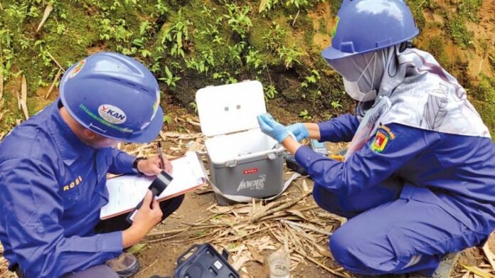 MATA AIR. Petugas DLH Kabupaten Magelang melakukan pengambilan sampel mata air Sebanteng, Sremben dan Glondong Desa Wulunggung Kecamatan Sawangan, Kabupaten Magelang.