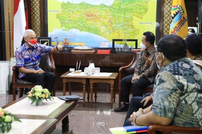BBM. Gubernur Jateng Ganjar Pranowo saat menerima general manager PT Pertamina Jawa Bagian Tengah di ruang kerjanya, Selasa (12/4/2022). Foto istimewa