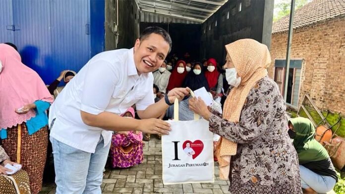 BANTUAN. Jecklin M.Saragih saat membagi-bagikan bantuan sembako murah kepada masyarakat di Kabupaten Temanggung.(Foto: rizal ifan chanaris.)