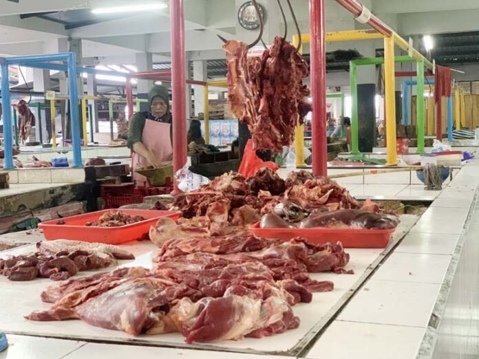 SEPI. Permintaan daging sapi belakangan ini di Pasar Rejowinangun Kota Magelang menurun seiring mahalnya harga daging tersebut sejak awal Ramadan lalu.(foto : wiwid arif/magelang ekspres)