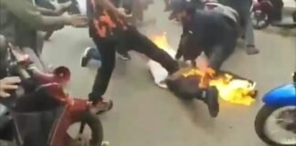 Seorang mahasiswa di Bone, Sulsel terbakar saat demo, sesaat sebelum membakar ban yang sudah dipersiapkan sebelumnya, Senin, 11, April 2022.
