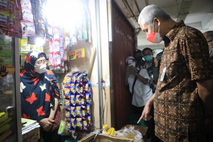 Gubernur Jawa Tengah, Ganjar Pranowo melakukan sidak harga minyak goreng di Pasar Muntilan, Magelang, Rabu (6/4). foto istimewa