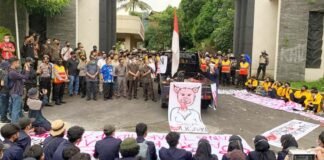 DAMAI. Mahasiswa gabungan antara Untidar dan Unimma menggelar unjuk rasa damai di depan Kantor DPRD Kota Magelang, Kamis (21/4).(foto : wiwid arif/magelang ekspres)