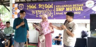 Salah satu walimurid membuka kado saat acara Family gathering SMP Mutual Kota Magelang