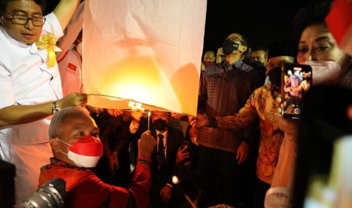 Terbangkan Lampion Malam Dharmasanti, Ganjar: Suasananya Menggembirakan