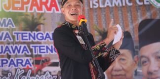 Gubernur Jawa Tengah Ganjar Pranowo saat meresmikan Gedung Islamic Center dan Kantor MUI Kabupaten Jepara, Kamis (12/5/2022).