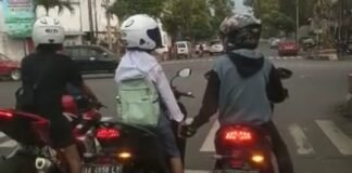 sepasang muda-mudi yang tak diketahui identitasnya ini menunjukkan kemesraan meski tengah berkendara di perempatan traffic light Temanggung