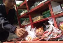 CABAI. Pedagang sayura keliling menunjukan Cabai dalam kemasan plastik yang dijual eceran ditengah mahalnya harga komoditi tersebut. (foto: Chandra)