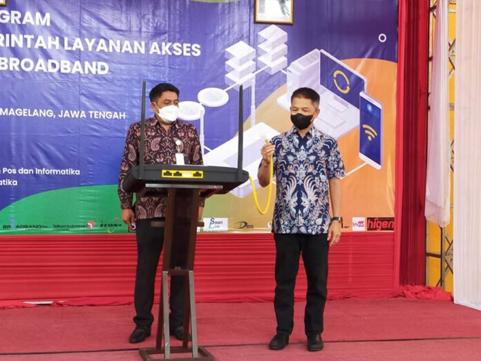 INTERNET. Bupati Magelang Zaenal Arifin saat meresmikan Program Bantuan Layanan Akses Internet Fixed Broadband dari Kementerian Kominfo di Desa Jamuskauman.